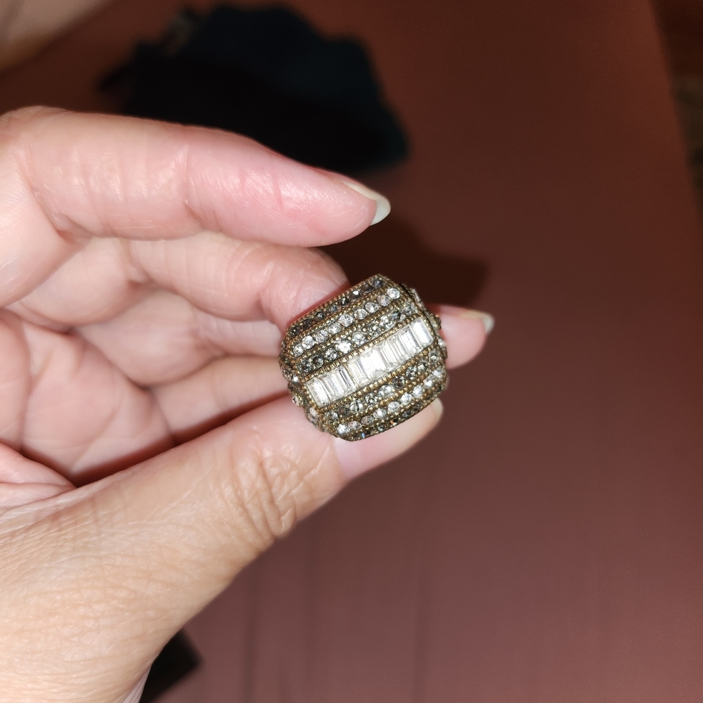 Pre-owned Heidi Daus crystal ring in size 7.